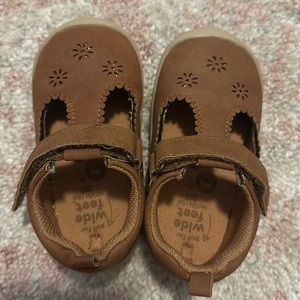 Brown Stride Rite 360 shoes Velcro strap